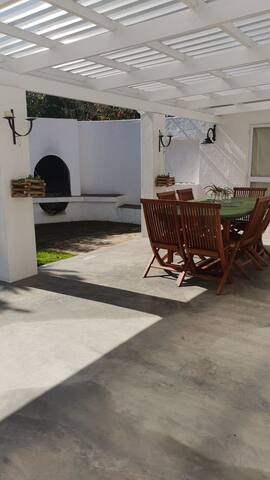 Family Home on Southern Cross Drive gallery image 5