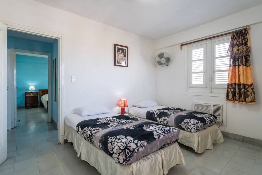 Segundo cuarto con aire/ Second bedroom with aircondition