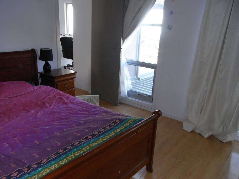 Queen bed and a view of the ocean