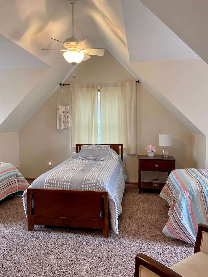 تم تجهيز غرفة النوم الرابعة في الطابق الثاني بثلاثة أسرّة مزدوجة! يحتوي كل جانب على شرفة للمشي! 