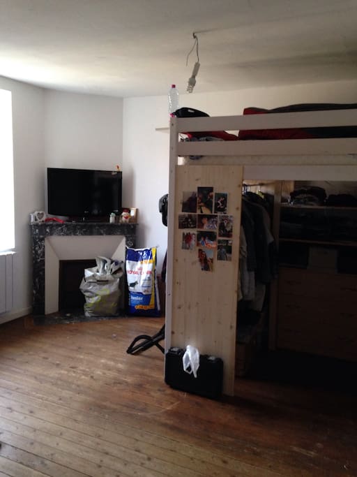 la chambre possible d'ajouter un matelas par terre