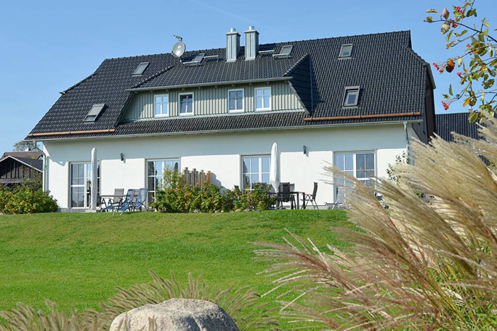 Die Hausansicht des Haus Mönchgut in Alt Reddevitz auf Rügen.