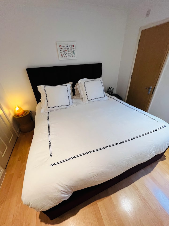 חדר שינה צמוד עם מיטת קינג סייז סופר