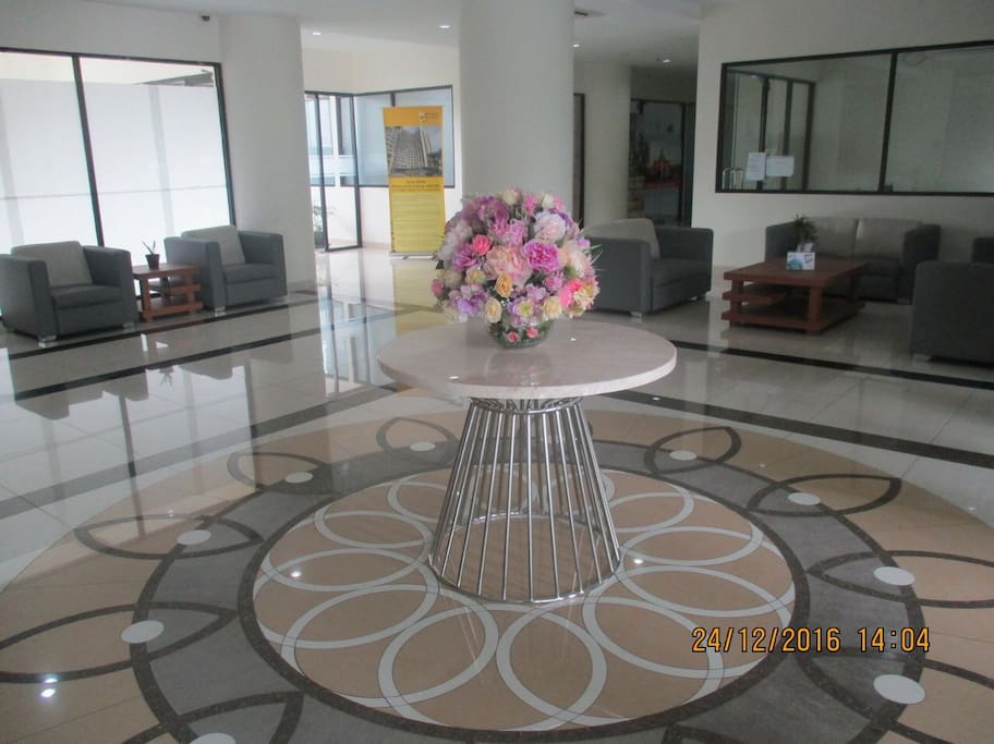 the lobby of the apartement buiding