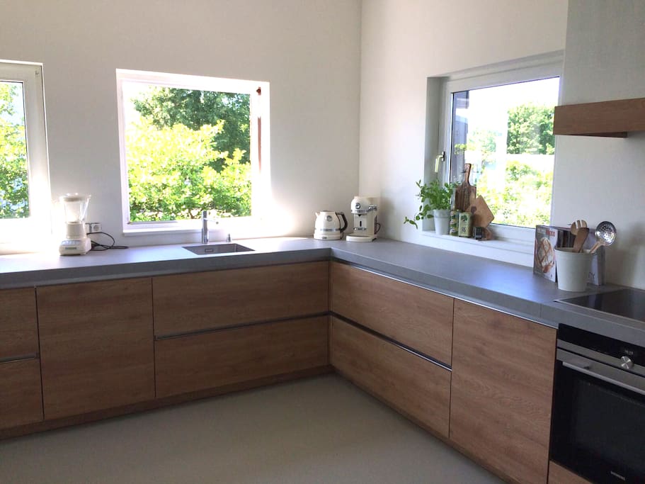 de moderne hoekkeuken, van alle luxe en gemakken voorzien