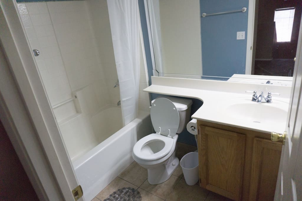 Full Bathroom (Shared)