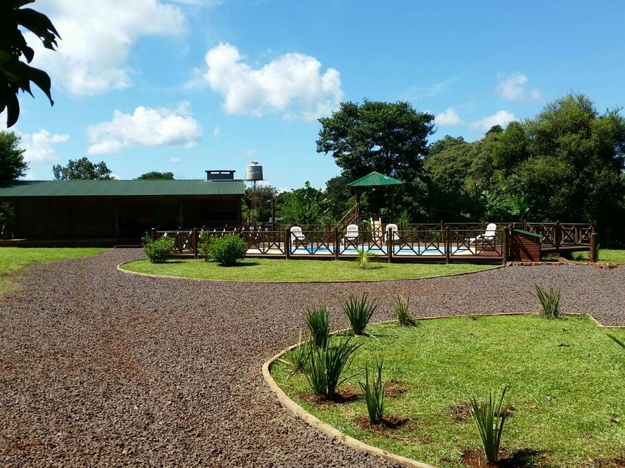 Piscina, parrilla y zona de juego para niños.