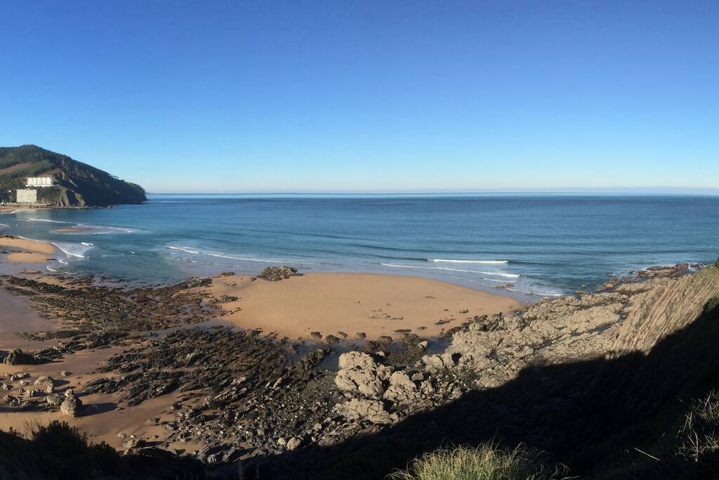 La zona de la playa de Areaga es estupenda para pasear a las mañanas….
