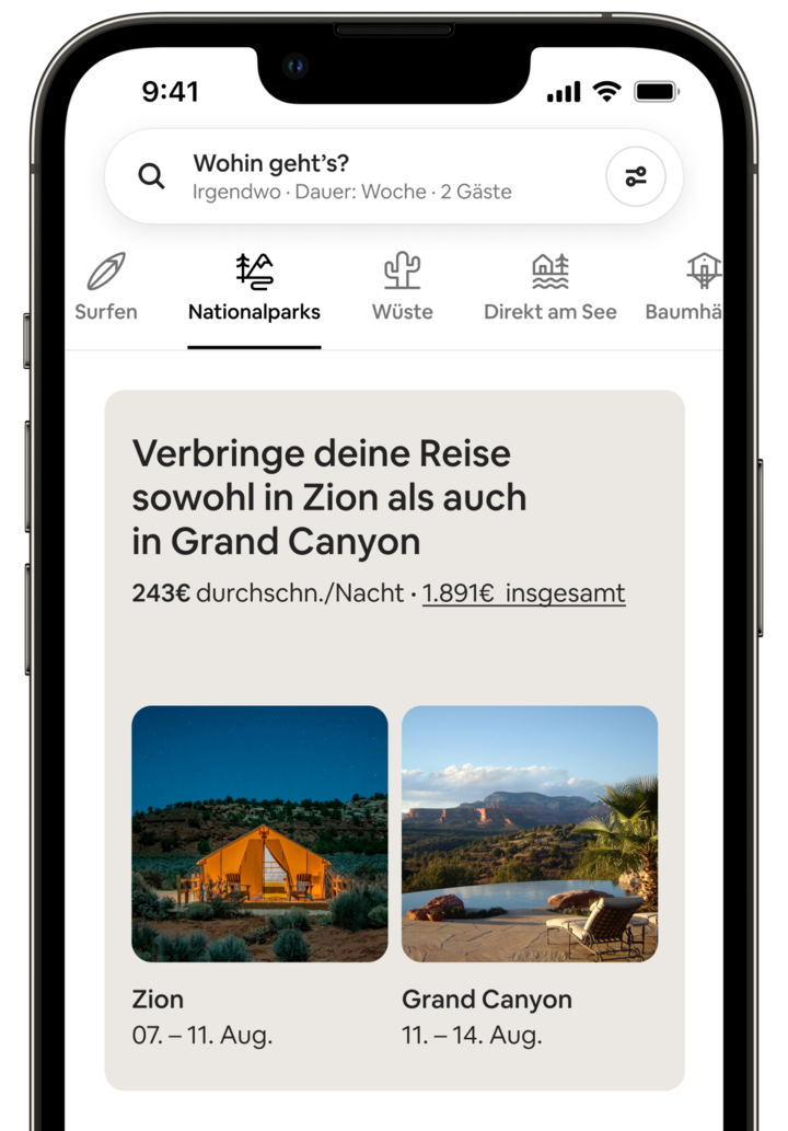 Der Bildschirm eines Handys zeigt einen verbundenen Aufenthalt aus der Kategorie „Nationalparks“ an. Auf dem Bildschirm steht: „Verbringe deine Reise sowohl in Zion als auch am Grand Canyon“, mir dem Preis für den vorgeschlagenen Aufenthalt. Darunter befinden sich zwei nebeneinander angeordnete Fotos. Das Foto von Zion zeigt ein geräumiges, leuchtendes Zelt unter einem dunklen Himmel. Das Foto vom Grand Canyon zeigt einen Außenpool mit Bergblick. Jedes Foto ist mit einer Datumsangabe versehen, aus der hervorgeht, dass der Gast 4 Tage in Zion und anschließend 3 Tage am Grand Canyon verbringen würde.