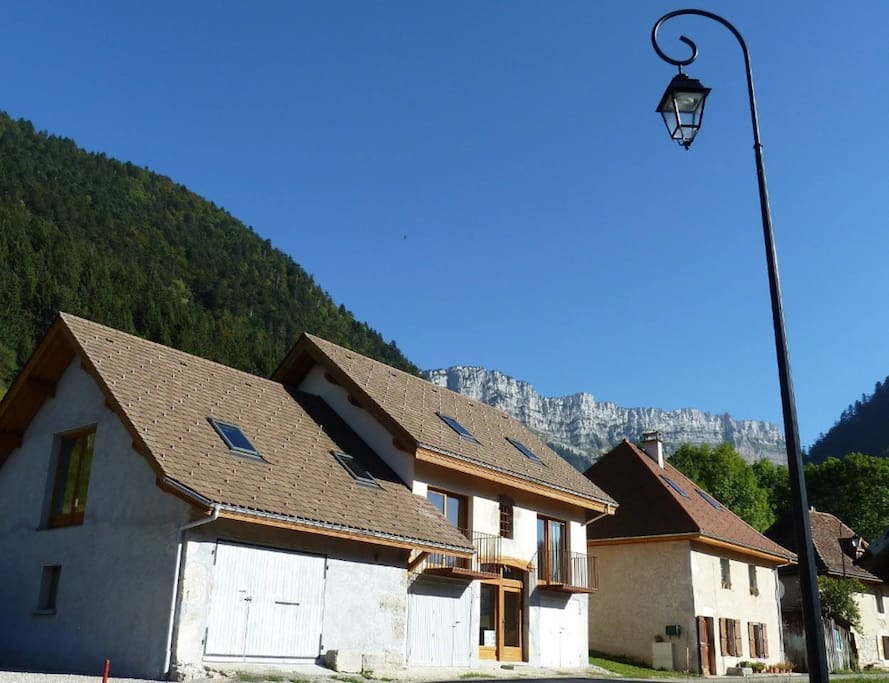Vue des gîtes avec entrée principale