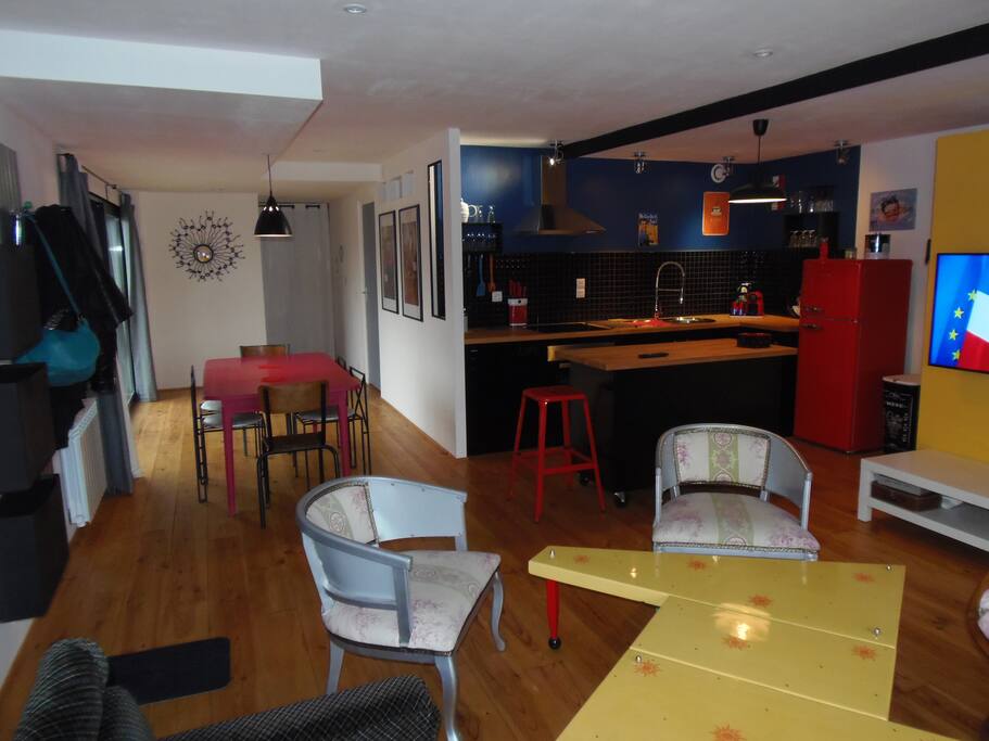 Salon et cuisine. Lounge and kitchen.