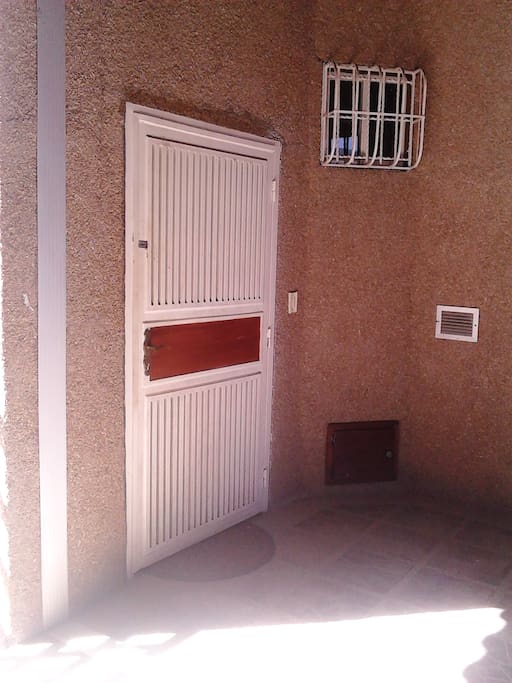 Entrada del apto , rejas multilock , para mayor seguridad y puerta en madera