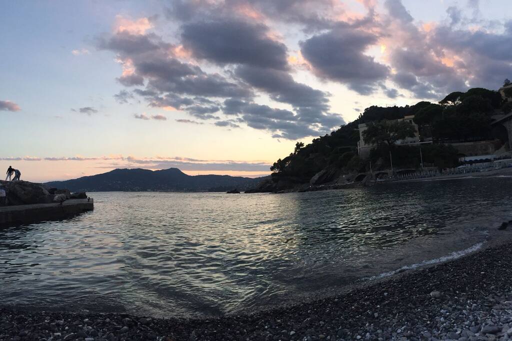Tramonto sul Tigullio. Vista dalla spiaggia di Zoagli.