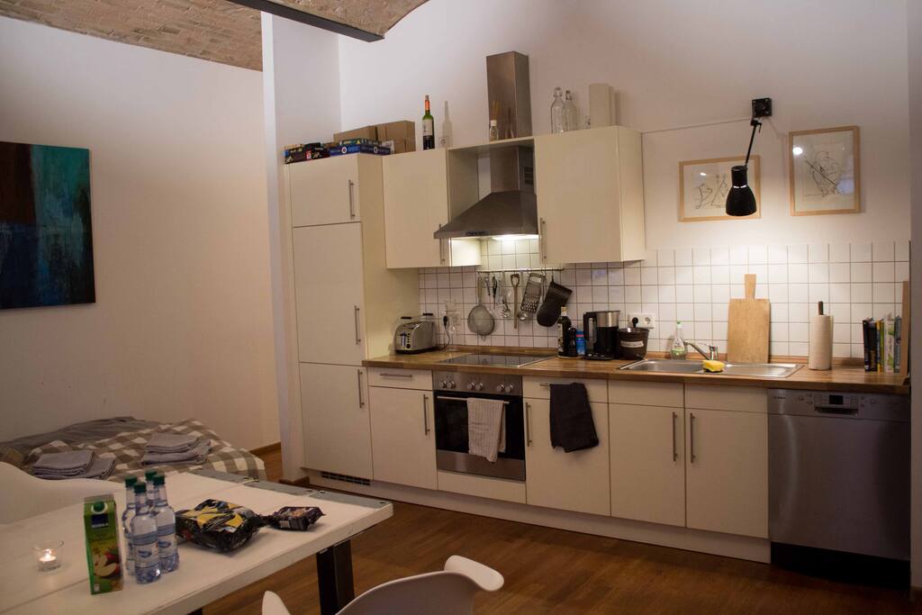 Kitchen... aaaand snacks waiting for YOU on the table!