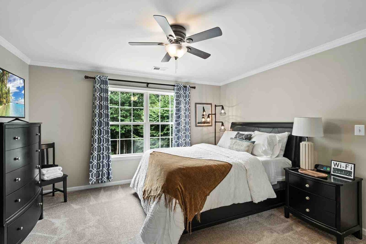 Dhomë elegante me krevatin më të rehatshëm nga i cili nuk do të doje të dilje kurrë.  Zgjohu me pamje spektakolare nga maja e pemës. Kjo dhomë ndan një banjë me vizitorë të tjerë.