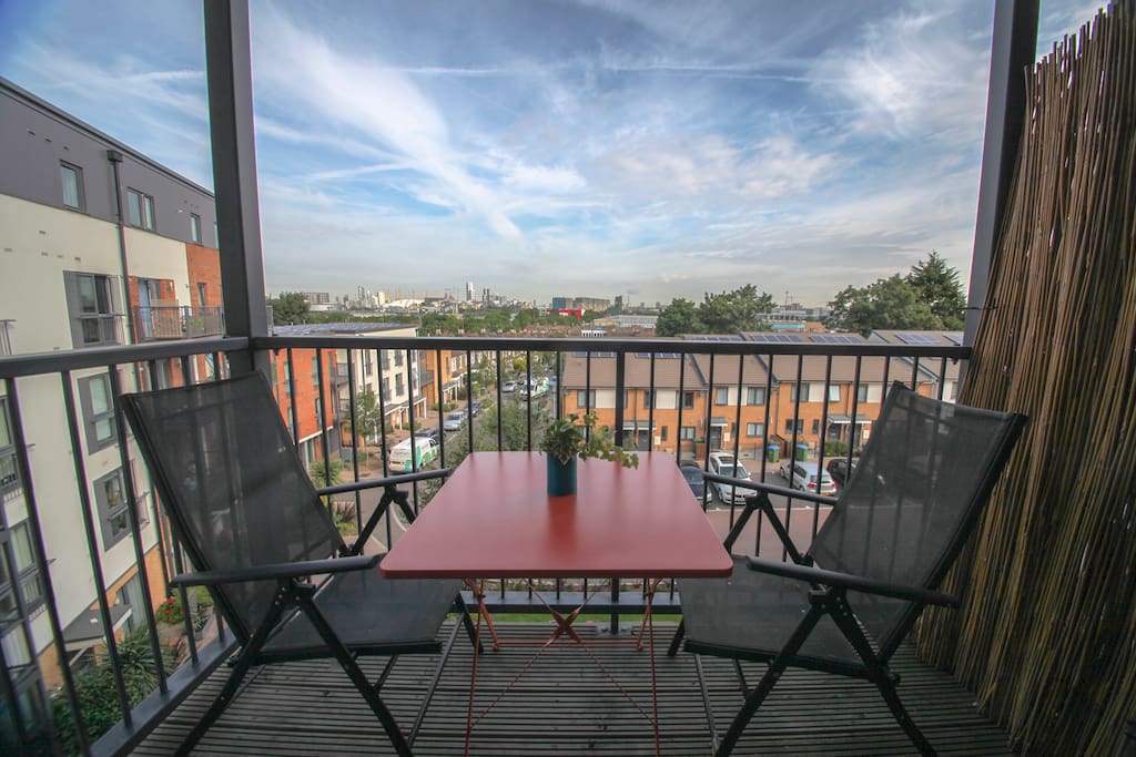 Balcony with outdoor dining and a view of the London skyline. From here you can see the millenium dome and financial district. Great sunsets