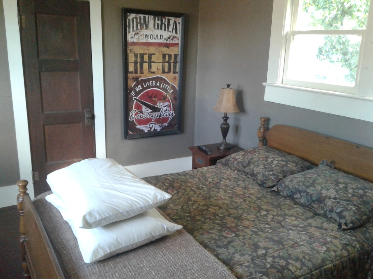 Спалната соба на поткровјето нуди освежителен поглед на дрвја и сино небо на Канзас.