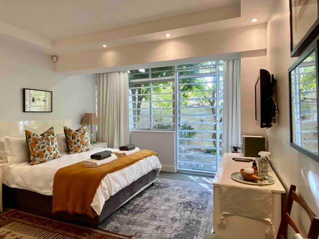 Peaceful garden apartment, 2 minutes to beach. gallery image 3