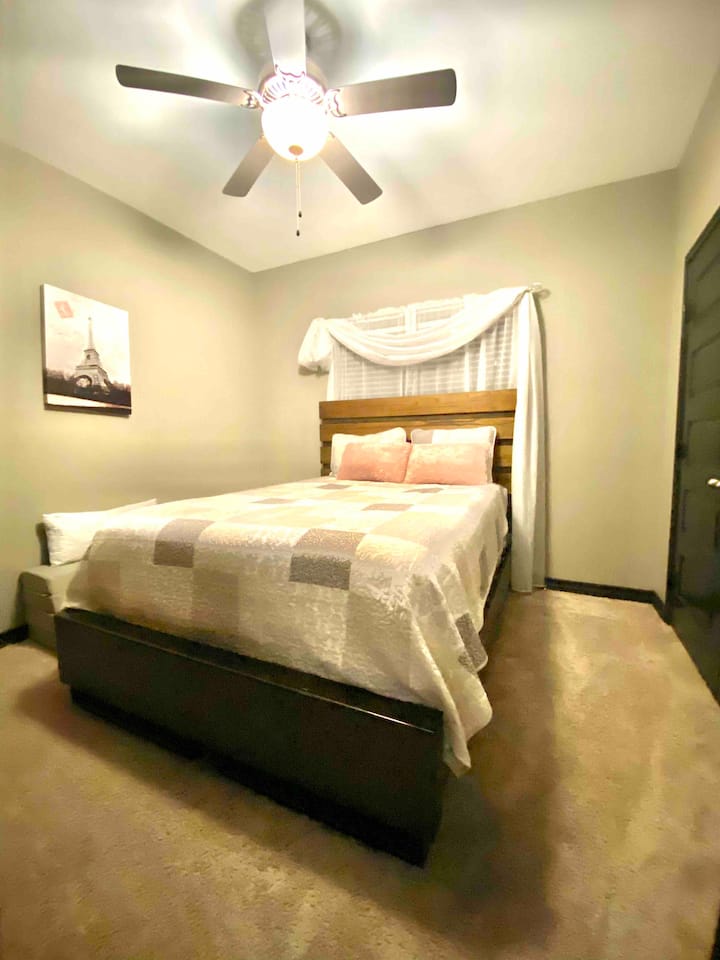 Შუა ოთახში არის ორადგილიანი საწოლი, რომელსაც აქვს თერაპიული ლეიბები.  Მას ასევე აქვს ჭკვიანი ტელევიზორი. 