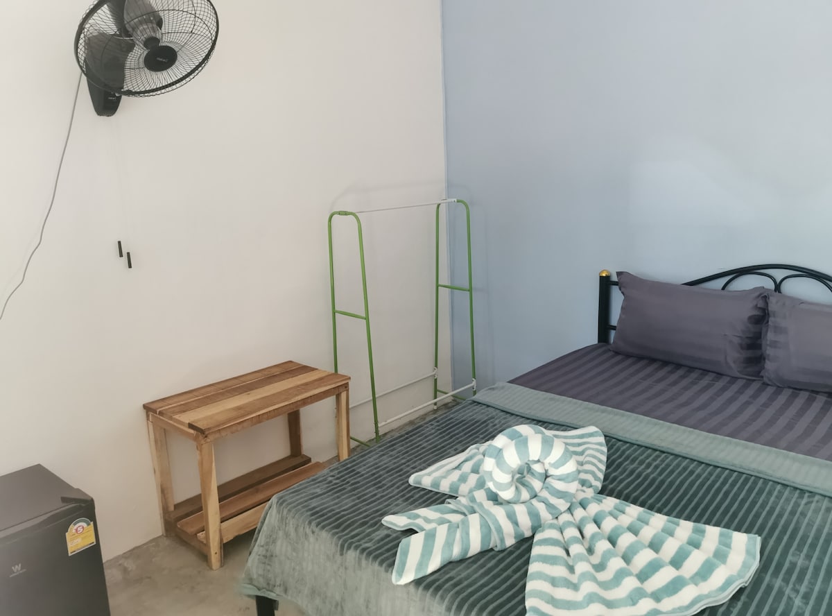 Сите соби се нови, свежи, кул, удобни и  многу чисти!  Вклучувајќи фрижидер 