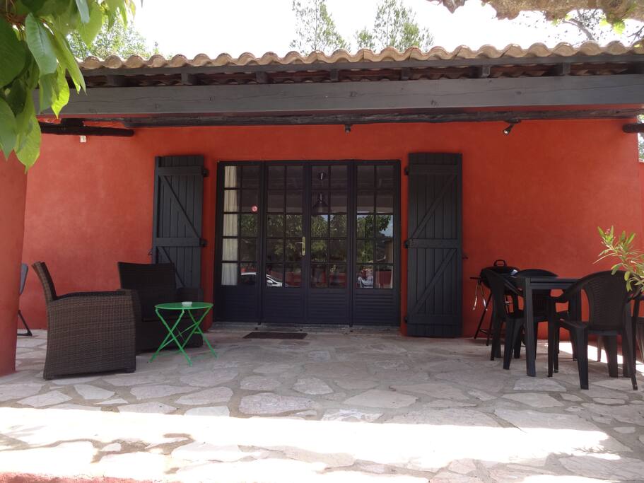 Terrasse , fauteuils table 6 couverts,
barbecue,