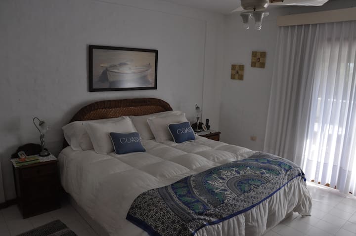 Glavna spavaća soba s kaminom, klima-uređaj, TV, spremište, kupaonica, radna soba, balkon s pogledom na more