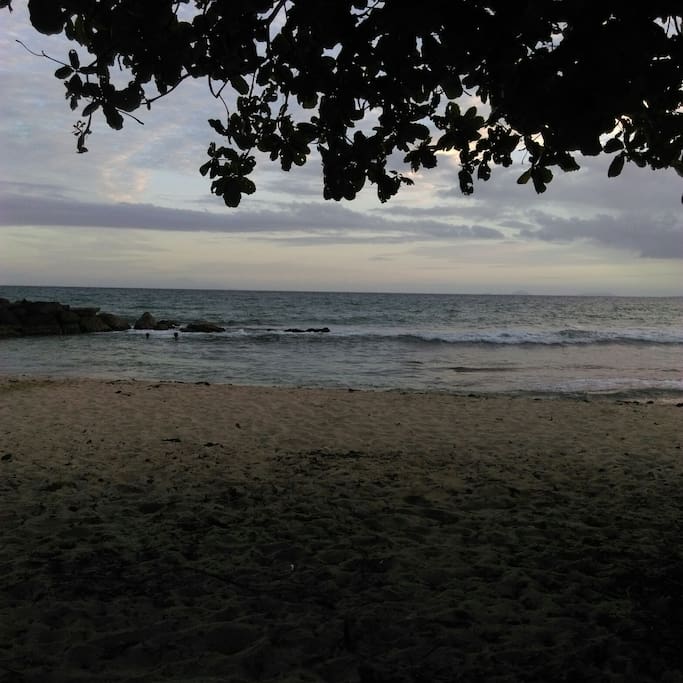Anse Vinaigri 10 minutes walking / de marche