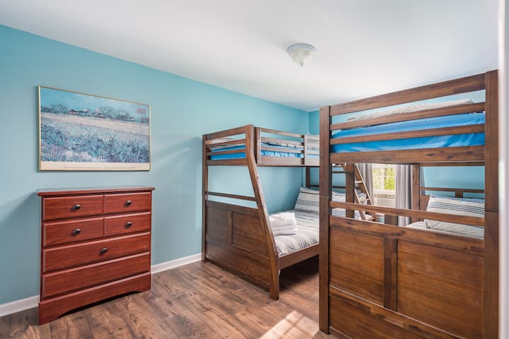 חדר שינה עם מיטת קומתיים, מיטה זוגית אחת מעל מיטה זוגית אחת