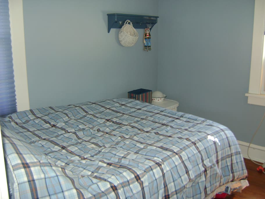 Bedroom with queen bed and closet space