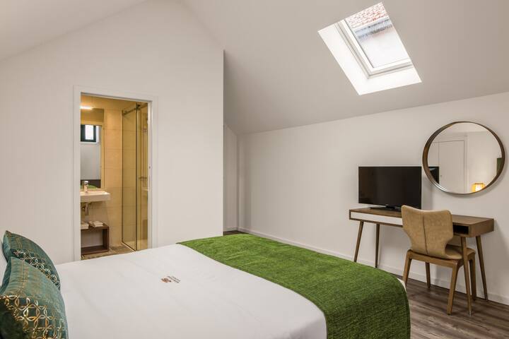 Three Bedroom Apartment with Back and River View gallery image 2