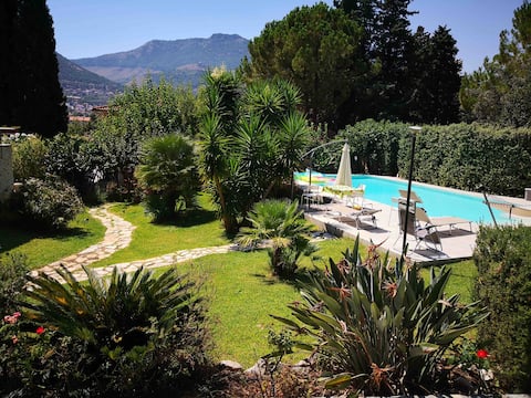 Villa with a pool in Monreale, 3 km from Palermo