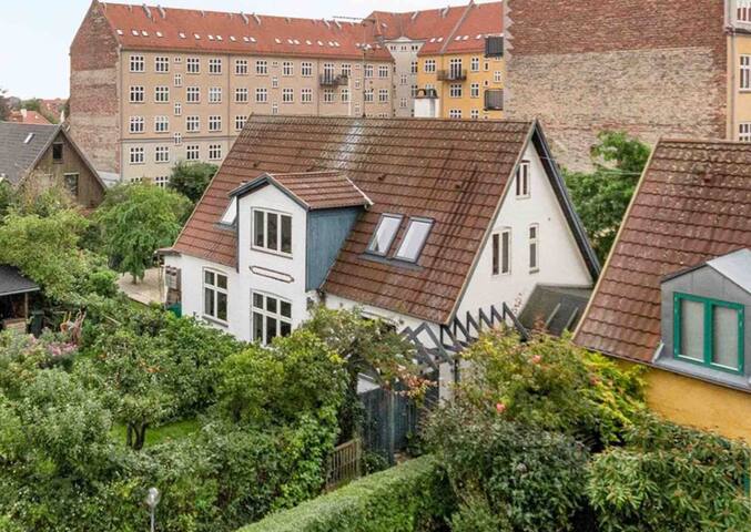 Great atmosphere and lush garden in Copenhagen gallery image 2