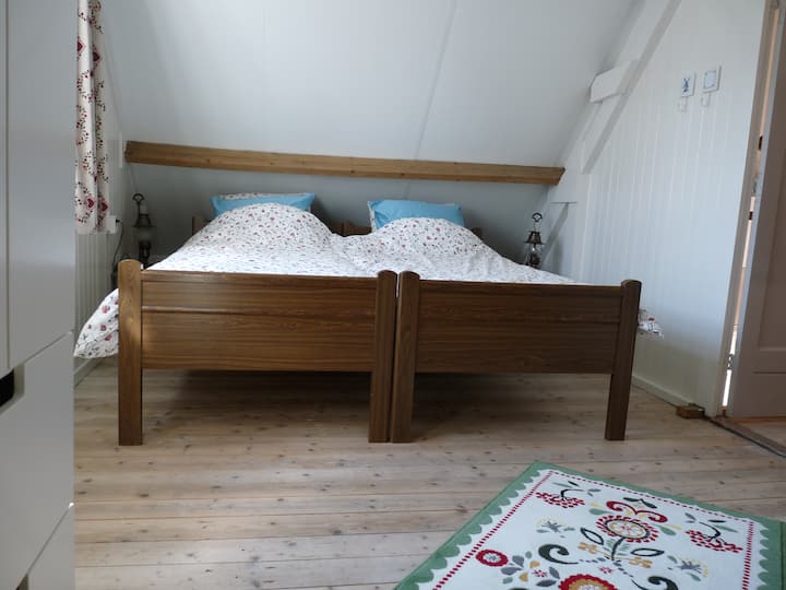 ห้องนี้กว้างขวางอย่างน่าอัศจรรย์หากจำเป็นสามารถหาเตียงสำรองได้ที่นี่