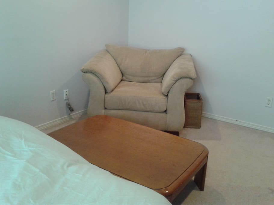 Large easy chair and low table (Japanese kotatsu) for your use.