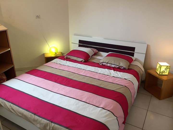 Dhomë gjumi me 160 krevate gati.