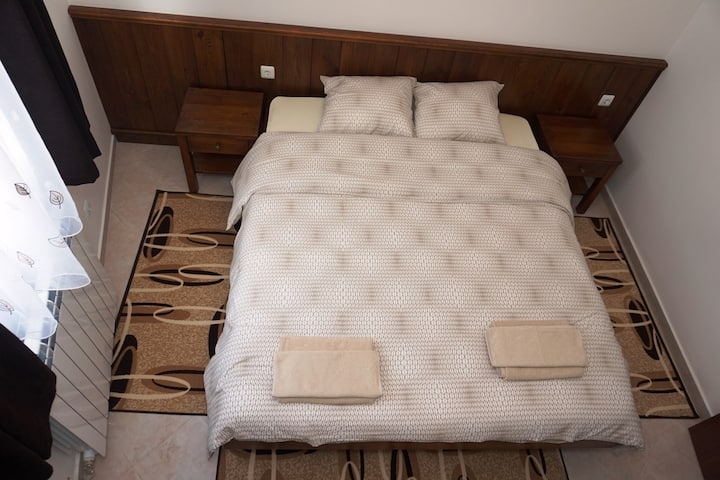 Ორადგილიანი საწოლი საძინებელი.