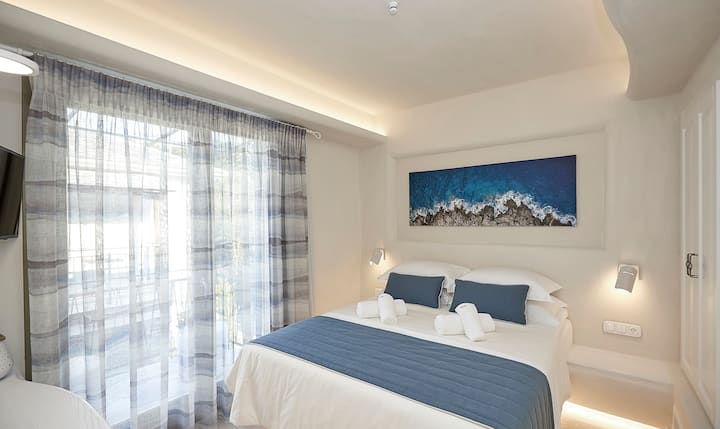 ห้องนอนพร้อมระเบียงและที่นอน Cocomat ระดับพรีเมียม