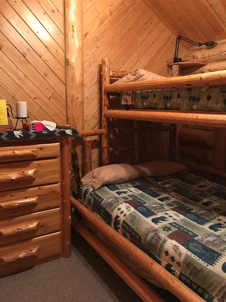 Dormitorio superior #1 con capacidad para 3 personas (litera queen y individual)