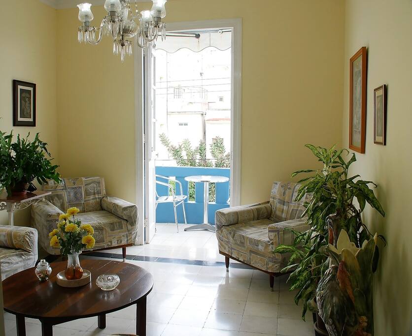 Desde la sala se puede acceder al balcón a tomar un rico Mojito y disfrutar de la tranquilidad del Vedado, barrio habanero cargado de historia.