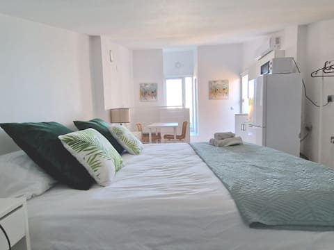 Suite 6 Studio with kitchen, private bathroom and terrace