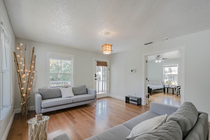 Minimalist and Quiet Private Room in Central Tampa