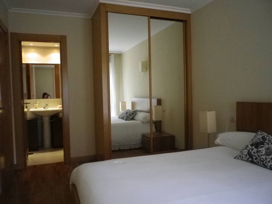 Habitación principal con baño