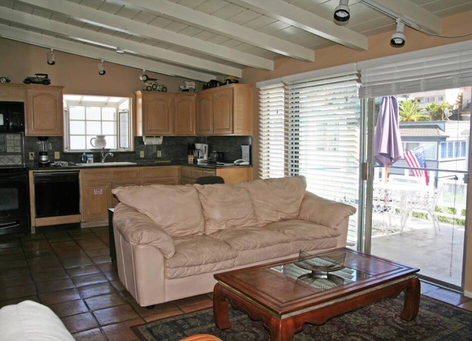 3-211 Claressa Up_living area to kitchen_0005