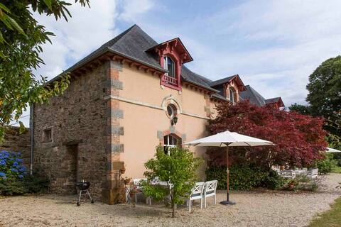 Parkhouse with pool in beautiful environment