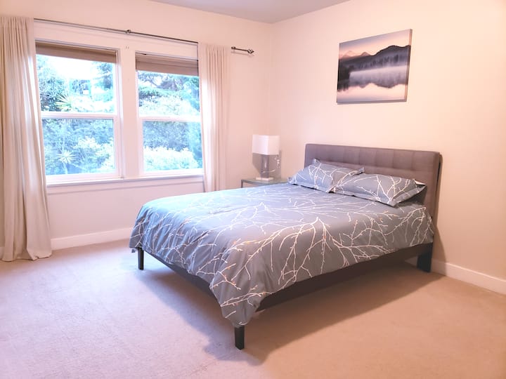 ห้องนอน #2 พร้อมเตียงควีนไซส์ 1 เตียงเก้าอี้โต๊ะในตู้เสื้อผ้าแบบวอล์คอินตู้เสื้อผ้าในตู้เสื้อผ้าที่วางกระเป๋าเดินทางและเครื่องเล่นสำหรับผู้ที่มีทารก 