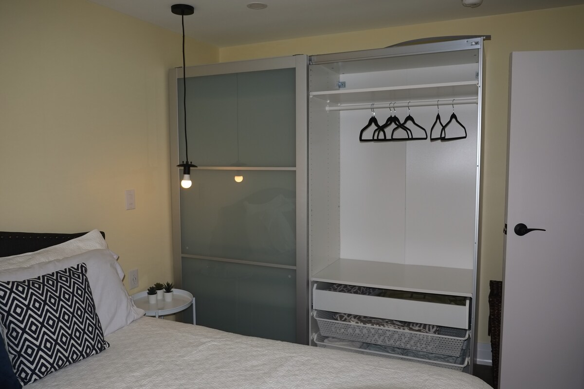 Shumë hapësirë me rroba të palara, komplimente për PAX. 