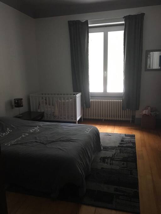 Chambre lit double + lit bébé