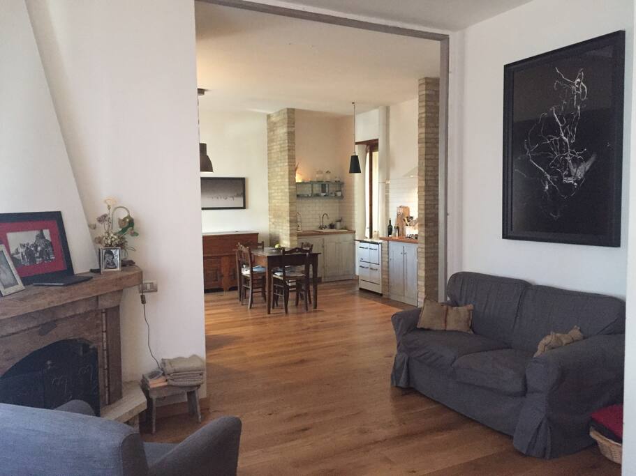 Il salone con caminetto