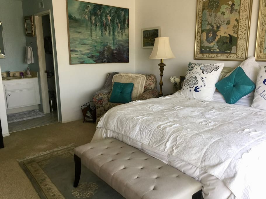 Oversized and comfortable bed with high-end linen sheets