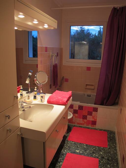 Salle de bain adjacente